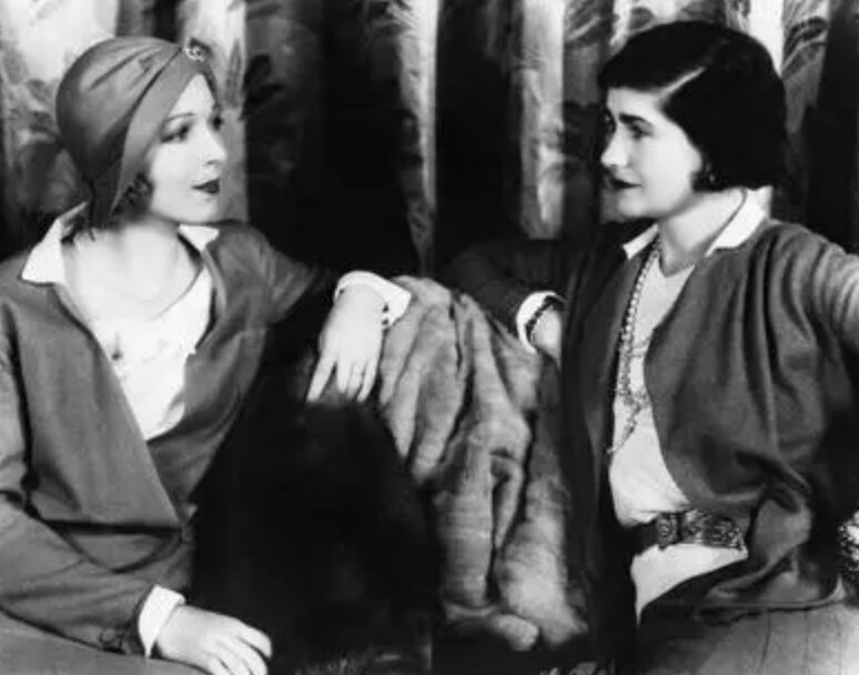 女演員艾娜‧克雷爾（Ina Claire）和香奈兒女士，1931年攝於好萊塢。