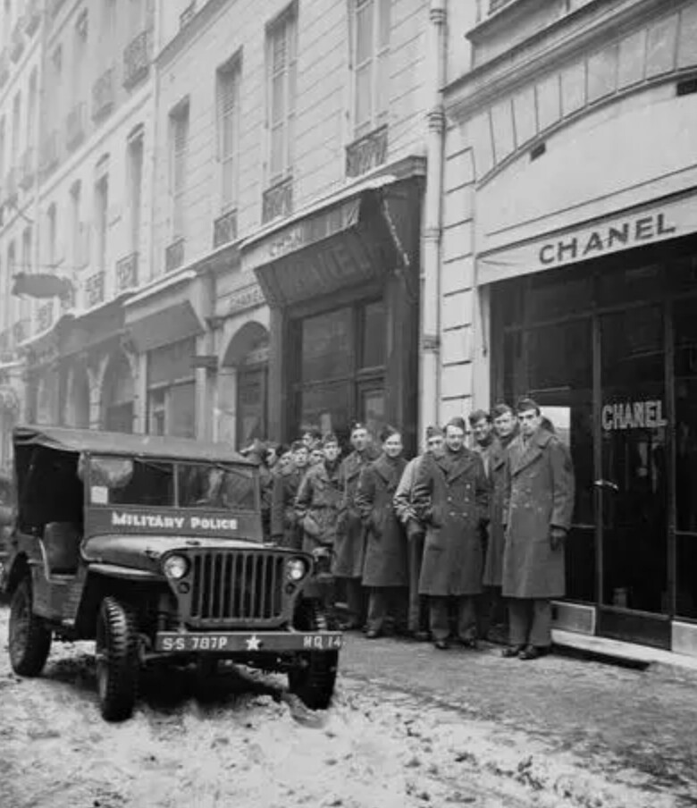 在康朋街31號精品店門前排隊購買香奈兒 N°5 香水的美國士兵，攝於1945年。