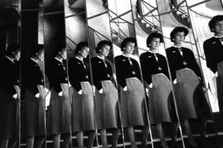 年屆71歲時，嘉柏麗‧香奈兒決定將高級訂製服精品店重新開幕，於2月5日所舉辦的服裝秀轟動一時，獲得美國媒體好評。該系列當中的第一款服裝造型，是一套有數字「5」的針織套裝。