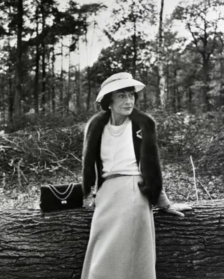 1955年，嘉柏麗‧香奈兒推出著名的「2.55」菱格紋包款，搭配金色鍊帶，以包款創作年份時間作為命名。這款實用的包款搭配一條柔軟的側背鍊帶，讓女性得以空出雙手，無拘無束。