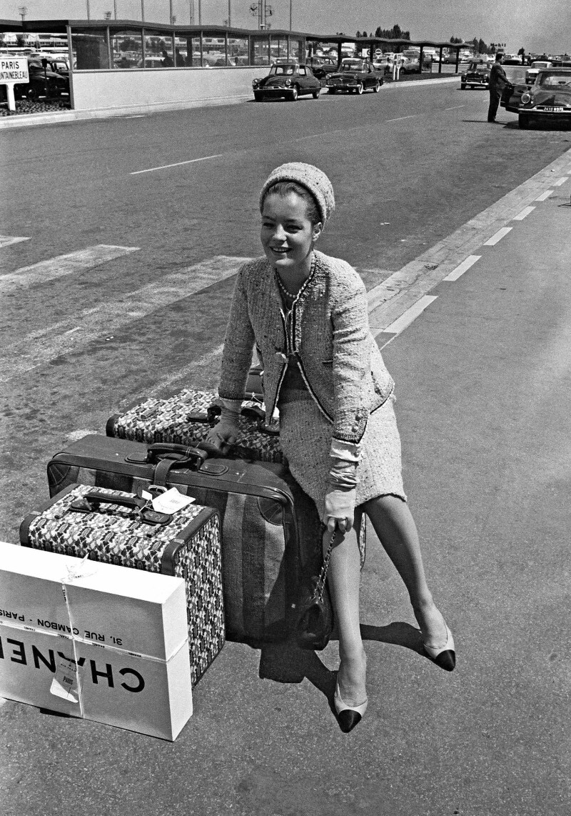 羅美‧雪妮黛身穿著名的斜紋軟呢套裝、雙色鞋，搭配 2.55 包款，1962 年攝於巴黎。