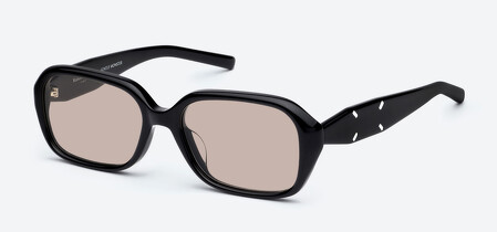 BTS田柾國包包中出現的Gentle Monster X Maison Margiela聯名墨鏡。 BTS田柾國包包中出現的Gentle Monster X Maison Margiela聯名墨鏡。