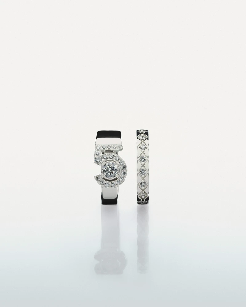 ETERNAL N°5 戒指 18K 白金鑲嵌鑽石,建議售價 NTD 325,000 元 。 COCO CRUSH窄版戒指 18K 白金鑲嵌鑽石,建議售價 NTD 158,000 元