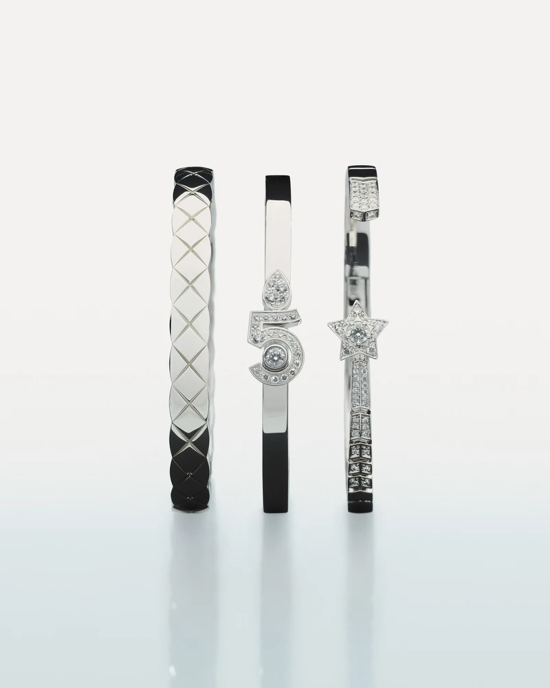 (由左至右) COCO CRUSH手環 18K白金, 建議售價 NTD 317,000 元 。 ETERNAL N°5手環 18K白金鑲嵌鑽石, 建議售價 NTD 380,000 元 。 COMÉTE 流星開放式手鐲 18K白金,中央鑲嵌一顆重約 0.15 克拉鑽石,及 48 顆總重約 0.54 克拉鑽石, 建議售價 NTD 586,000 元