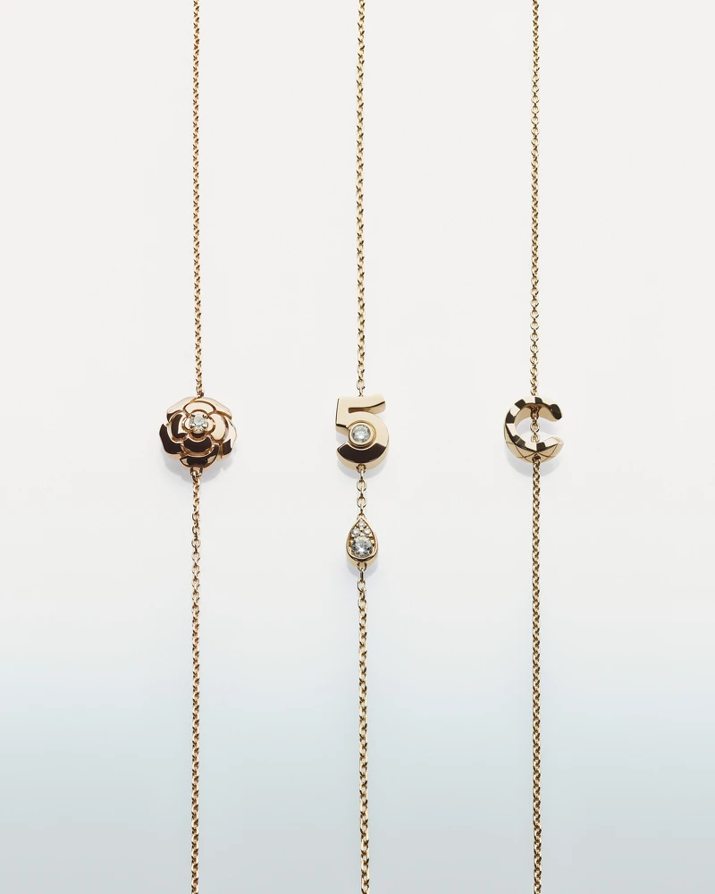 (由左至右) EXTRAIT DE CAMÉLIA 手鍊 18K 玫瑰金鑲嵌鑽石, 建議售價 NTD 99,000 元 。 EXTRAIT N°5手鍊 18K BEIGE米色金鑲嵌鑽石, 建議售價 NTD 122,000 元 。 COCO 手鍊 18K BEIGE米色金,建議售價 NTD 61,000 元