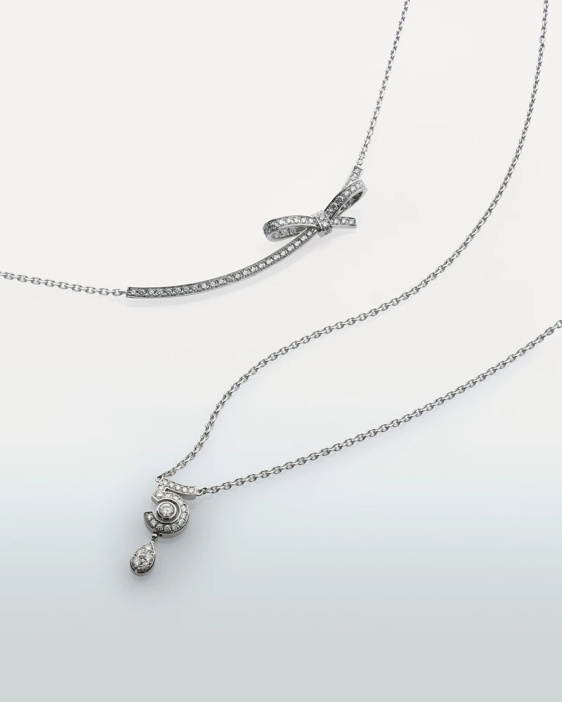 RUBAN 項鍊(上) 18K 白金鑲嵌鑽石, 建議售價 NTD 331,000 元 。 ETERNAL N°5 項鍊(下) 18K 白金鑲嵌鑽石, 建議售價NTD 336,000 元