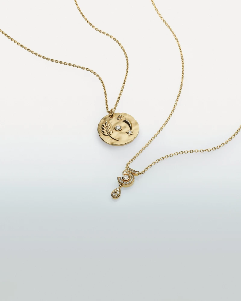 TALISMANS 徽章墜飾(上) 18K 黃金鑲嵌鑽石, 建議售價 NTD 236,000 元 。 ETERNAL N°5 項鍊(下) 18K 黃金鑲嵌鑽石, 建議售價NTD 312,000元