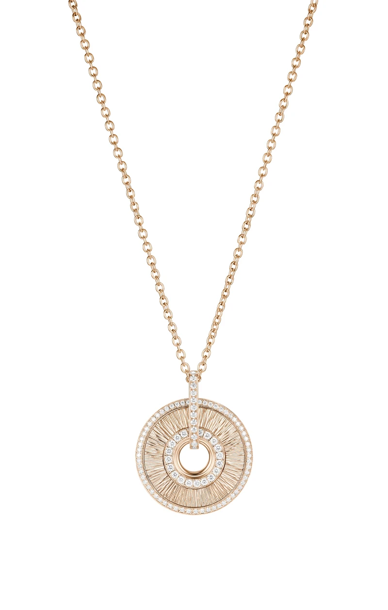 【新作】Possession系列18K玫瑰金宮廷式雕刻飾紋鑽石項鍊(中型款),建議售價約$325,000_PGG33PN500