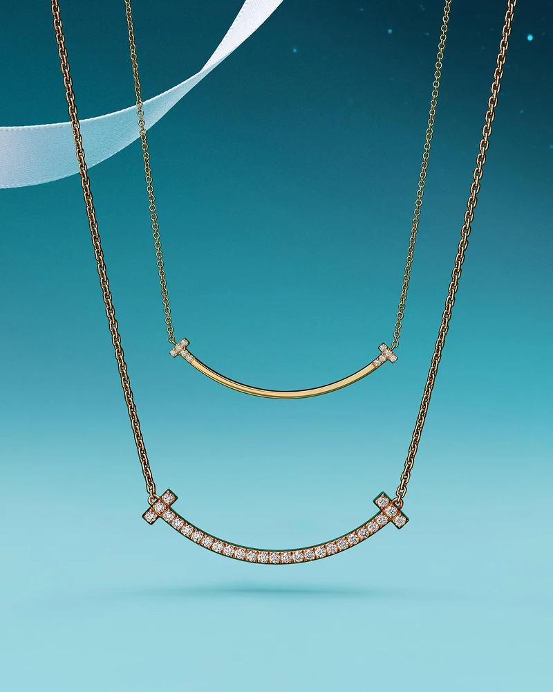 Tiffany T Smile (上)玫瑰K金鑲鑽墜鍊,中型款, 參考價格約NTD 117,000 (下)Tiffany T Smile 玫瑰K金全鋪鑽墜鍊,中型款, 參考價格約NTD 252,000