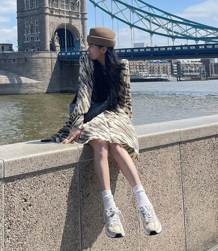 秀智穿搭 New Balance 530，展現自然休閒風格