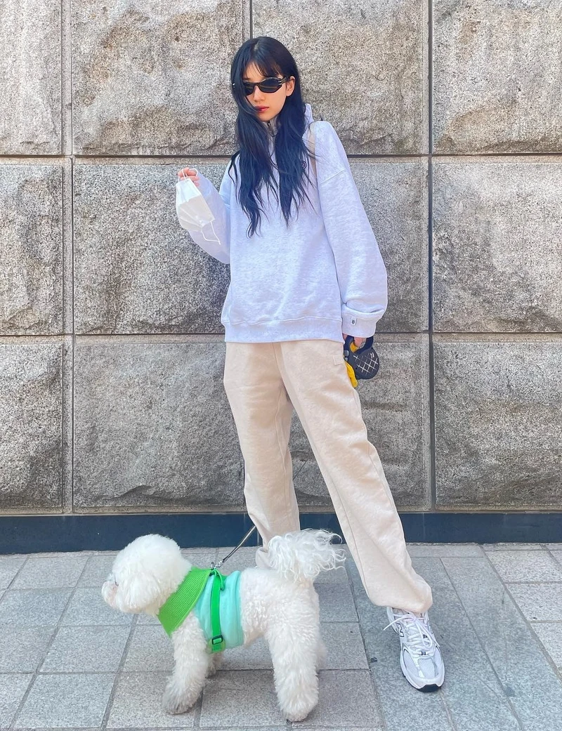 秀智造型搭配 New Balance 530，呈現俐落街頭感