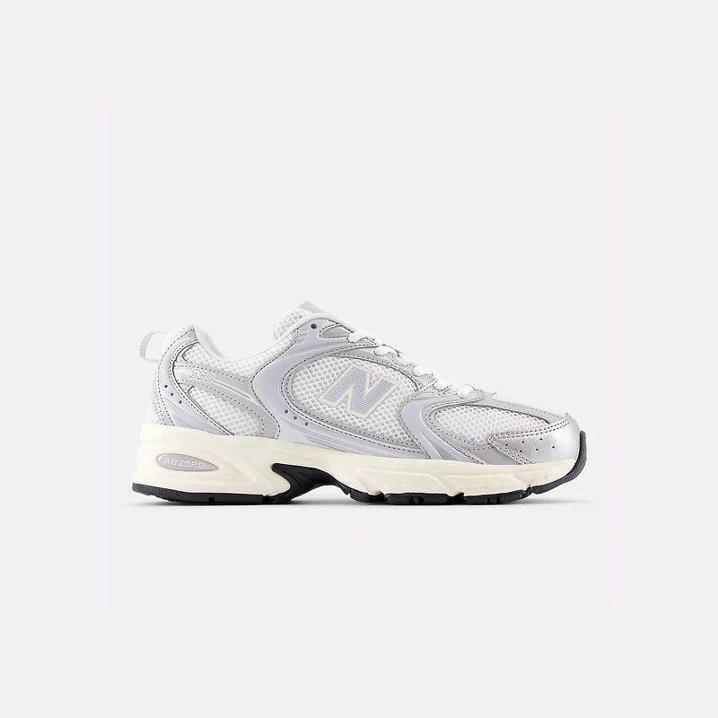 New Balance 530 灰白配色，極簡冷調風格