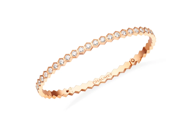 083434-Bee de Chaumet 18K玫瑰金手環,鋪鑲明亮式切割鑽石。參考價格NT$556,000