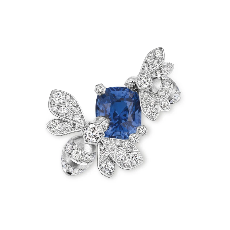 086006_Bee 18K白金胸針,鑲嵌1顆11.08 克拉的枕形切割藍寶石,以及明亮式切割鑽石。價格請店洽
