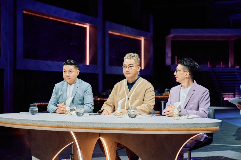 《星廚之戰》節目劇照 ｜由左置右：主審何順凱主廚、飛行評審日本主廚萩本郡大、主審大三元董事長吳東璿