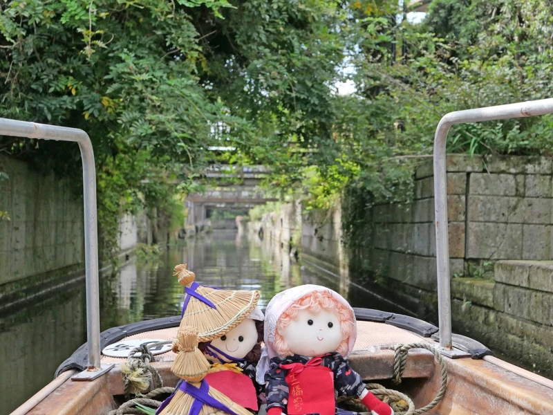 乘坐別具風情的扁舟，一邊遊覽「加藤洲十二橋」，美景搭配飯店準備的日式早餐好不愜意。