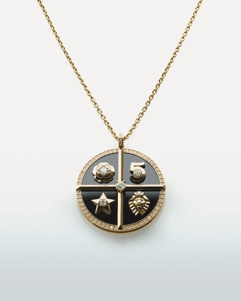 SYMBOLES 徽章墜飾 18K 黃金、黑玉鑲嵌鑽石。 建議售價 NTD 1,062,000 元 
