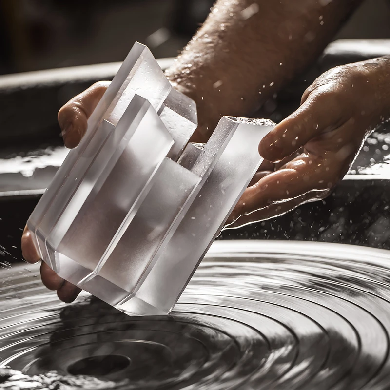 Maison Francis Kurkdjian水晶之燄限量工藝典藏版製作過程情境照。