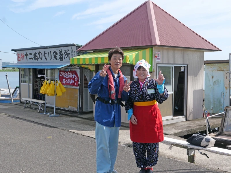 沿途照看我們的船家女士與船夫。