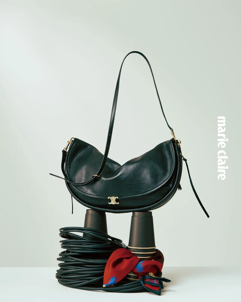 Soft Triomphe Halfmoon 柔軟亮澤羊皮革手袋、絲巾，Both by Celine。