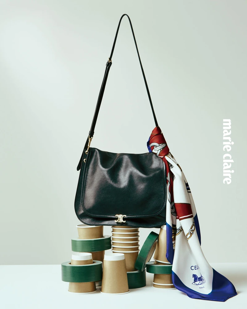 Soft Triomphe Besace 柔軟亮澤羊皮革手袋、絲巾，Both by Celine。