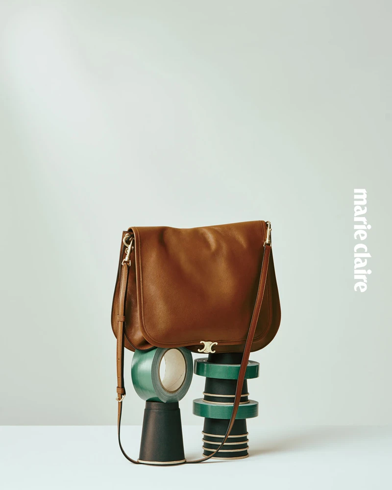 Celine Soft Triomphe Besace 柔軟亮澤羊皮革手袋。