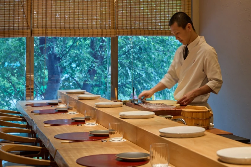 料理長劉秉豪依風味強弱安排全席節奏。 料理長劉秉豪依風味強弱安排全席節奏。