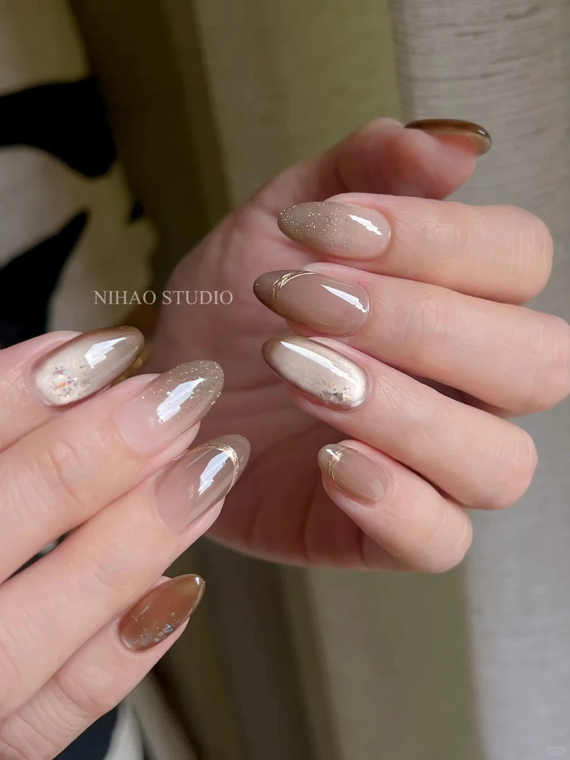 金色亮片奶茶美甲範本(Photo/小紅書@妮好美甲 nihao_studio) 金色亮片奶茶美甲範本(Photo/小紅書@妮好美甲 nihao_studio)