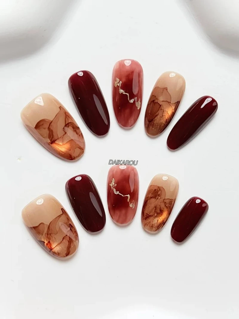 玫瑰紅茶美甲範本(Photo/小紅書@黛卡柔穿戴甲) 玫瑰紅茶美甲範本(Photo/小紅書@黛卡柔穿戴甲)