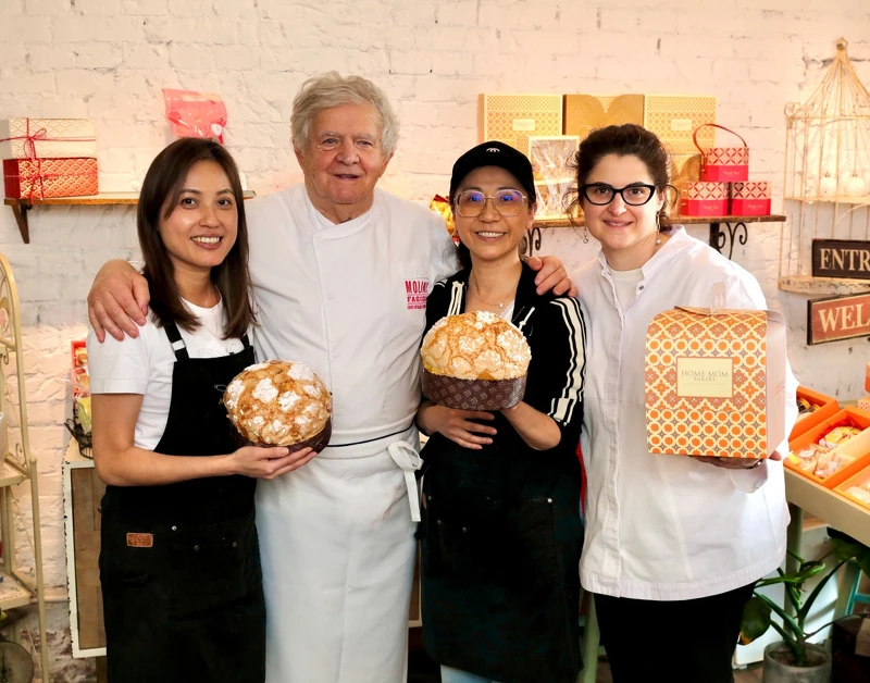 今年4月,以水養式酵母工藝聞名全球的Rolando Morandin(左二)和其女兒Francesca Morandin(右一)來台首次授課,創辦人倪淑敏親獲指導,再次精進聖誕麵包的製程。 今年4月,以水養式酵母工藝聞名全球的Rolando Morandin(左二)和其女兒Francesca Morandin(右一)來台首次授課,創辦人倪淑敏親獲指導,再次精進聖誕麵包的製程。