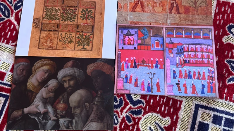 照片左下方圖卡是東方三賢者獻給小耶穌的三件禮物：黃金、乳香與沒藥