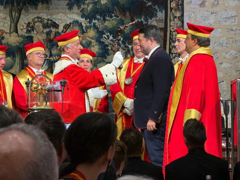 在巡迴展開前夕(2025年11月8日)獲得勳章,象徵他對法國飲食與葡萄酒文化的貢獻獲得肯定。 在巡迴展開前夕(2025年11月8日)獲得勳章,象徵他對法國飲食與葡萄酒文化的貢獻獲得肯定。