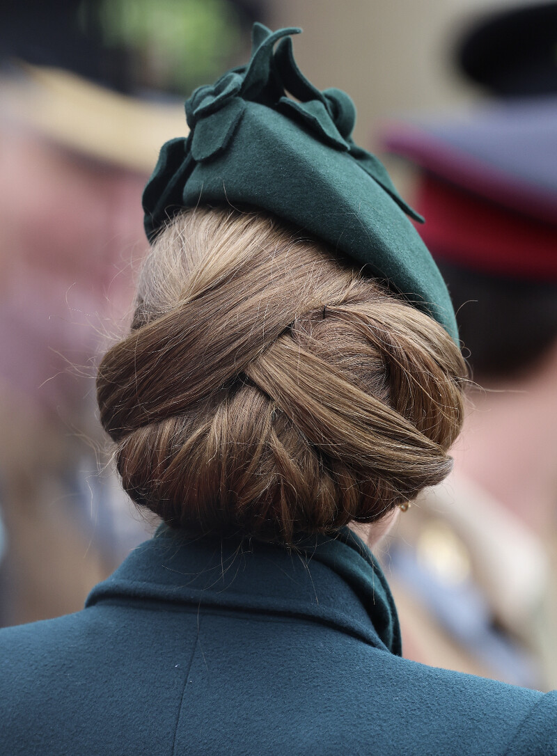 凱特王妃的皇家帽飾會依照帽飾來搭配髮型。 凱特王妃的皇家帽飾會依照帽飾來搭配髮型。