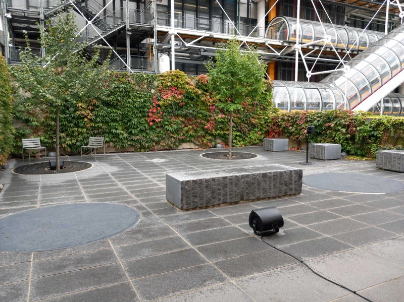 瑪切拉.利斯塔策劃阿比查邦回顧展(2024),聲音裝置作品《A Conversation with the Sun(The Garden)》於巴黎龐畢度中心展出。攝影:Audrey Laurans - Centre Pompidou, MNAM-CCI。 瑪切拉.利斯塔策劃阿比查邦回顧展(2024),聲音裝置作品《A Conversation with the Sun(The Garden)》於巴黎龐畢度中心展出。攝影:Audrey Laurans - Centre Pompidou, MNAM-CCI。