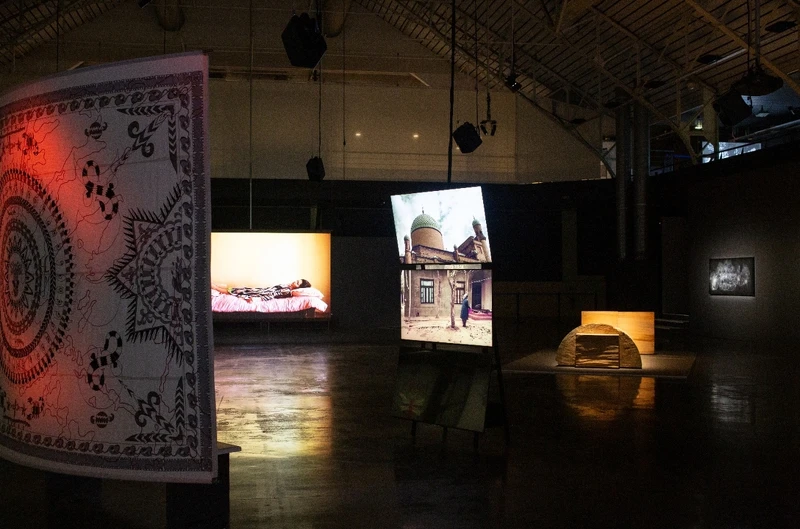 Le Fresnoy 當代藝術中心與巴黎龐畢度中心共同策劃,薩歐妲.伊斯瑪伊洛娃「Saodat Ismailova – Double Horizon」(2023)展覽現場。策展人:瑪切拉.利斯塔、Pascale Pronnier。© Richard Baron Le Fresnoy 當代藝術中心與巴黎龐畢度中心共同策劃,薩歐妲.伊斯瑪伊洛娃「Saodat Ismailova – Double Horizon」(2023)展覽現場。策展人:瑪切拉.利斯塔、Pascale Pronnier。© Richard Baron