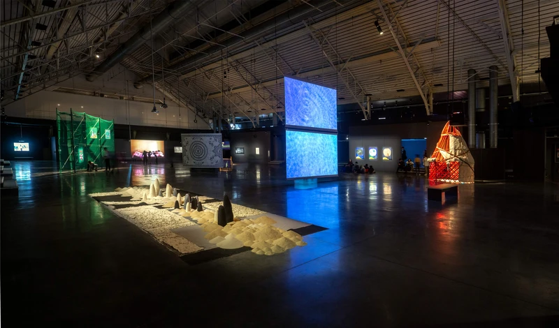 Le Fresnoy 當代藝術中心與巴黎龐畢度中心共同策劃,薩歐妲.伊斯瑪伊洛娃「Saodat Ismailova – Double Horizon」(2023)展覽現場。策展人:瑪切拉.利斯塔、Pascale Pronnier。© Richard Baron Le Fresnoy 當代藝術中心與巴黎龐畢度中心共同策劃,薩歐妲.伊斯瑪伊洛娃「Saodat Ismailova – Double Horizon」(2023)展覽現場。策展人:瑪切拉.利斯塔、Pascale Pronnier。© Richard Baron