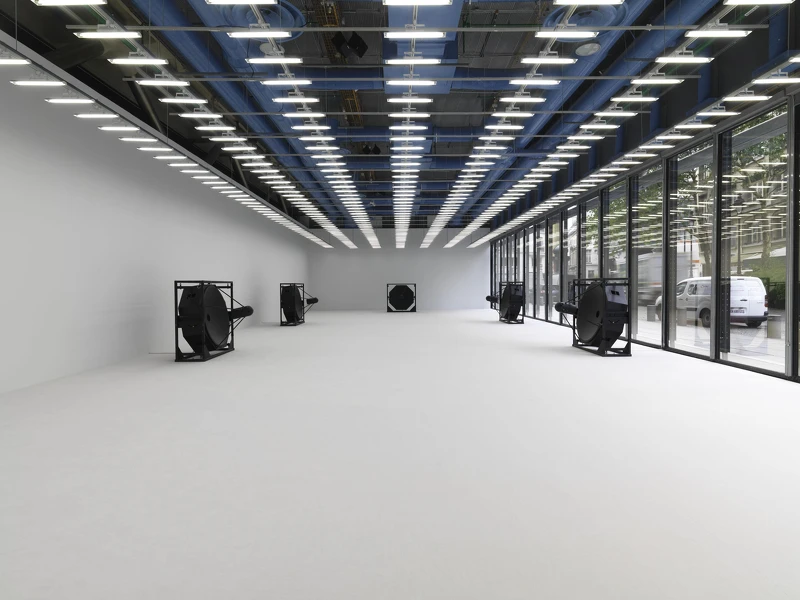 瑪切拉．利斯塔策劃池田亮司展覽「Ryoji Ikeda | continuum」（2018），作品《A [continuum]》於巴黎龐畢度中心展出，實現內外無界限的透明效果。攝影：Audrey Laurans - Centre Pompidou, MNAM-CCI。