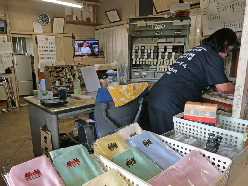 小湊鐵道也販售許多周邊商品。 小湊鐵道也販售許多周邊商品。