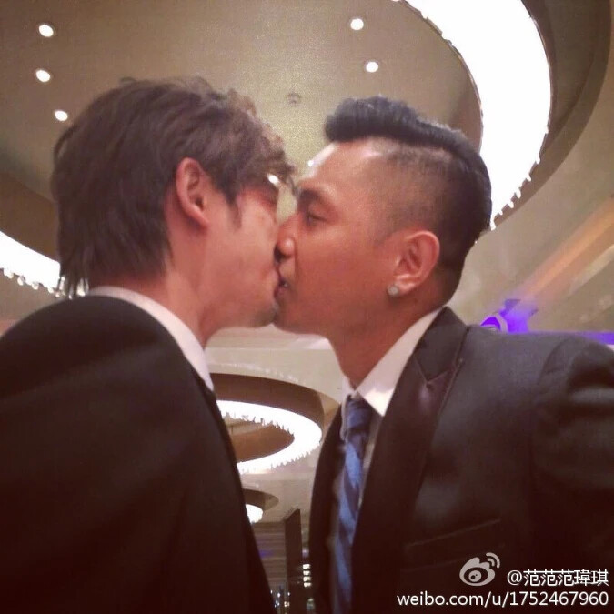 黑人陳建州和陳柏霖「親親」 黑人陳建州和陳柏霖「親親」