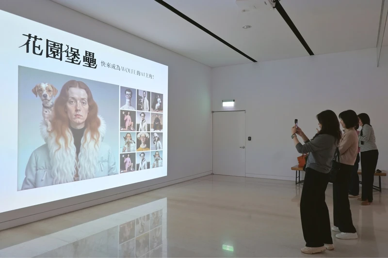 展場內的AI互動體驗區,邀請觀眾化身成為藝術家風格的畫中人。 展場內的AI互動體驗區,邀請觀眾化身成為藝術家風格的畫中人。