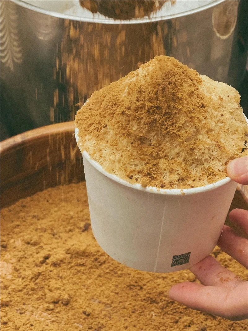 「雪上花」作法是豆花上疊加一層自製黑糖雪花冰(圖片來源/@芋艿川 FB) 「雪上花」作法是豆花上疊加一層自製黑糖雪花冰(圖片來源/@芋艿川 FB)