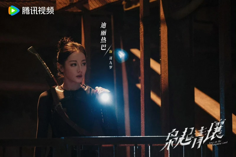 迪麗熱巴與小說形容的女主角外型如出一轍。 迪麗熱巴與小說形容的女主角外型如出一轍。