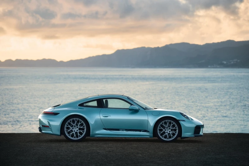 保時捷這次選擇以 911 Carrera T「Formosa」描繪臺灣風景。 保時捷這次選擇以 911 Carrera T「Formosa」描繪臺灣風景。