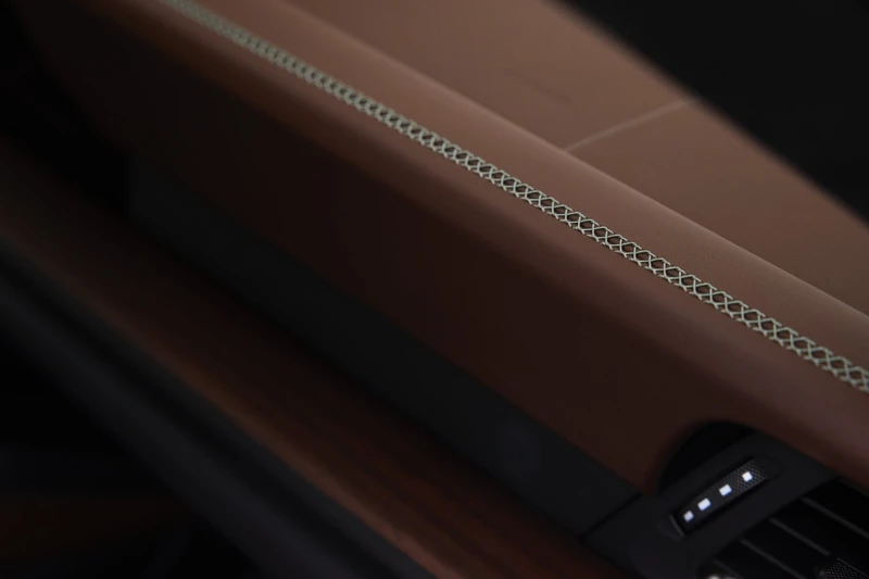 夜綠縫線穿插其中。 夜綠縫線穿插其中。