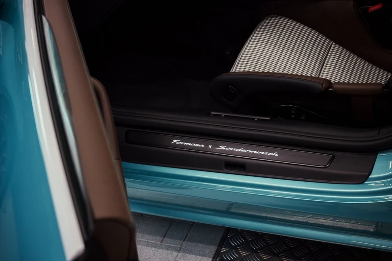 門檻上安置了「Formosa x Sonderwunsch」字樣。 門檻上安置了「Formosa x Sonderwunsch」字樣。