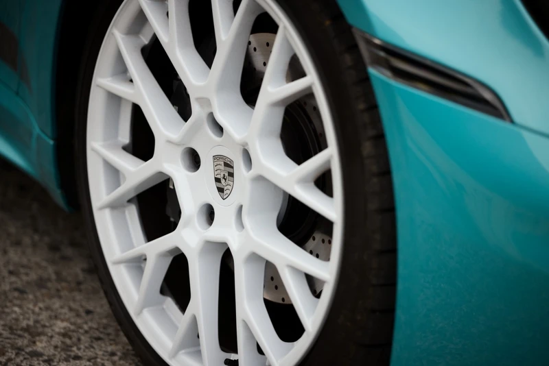 輪圈採用 20/21 吋 RS Spyder 設定。 輪圈採用 20/21 吋 RS Spyder 設定。