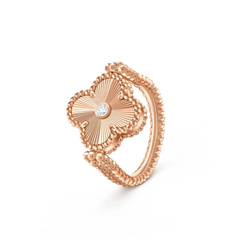 Vintage Alhambra雙面戒指_18K玫瑰金,鑲嵌灰色珍珠母貝及鑽石,建議售價:NT$218,000