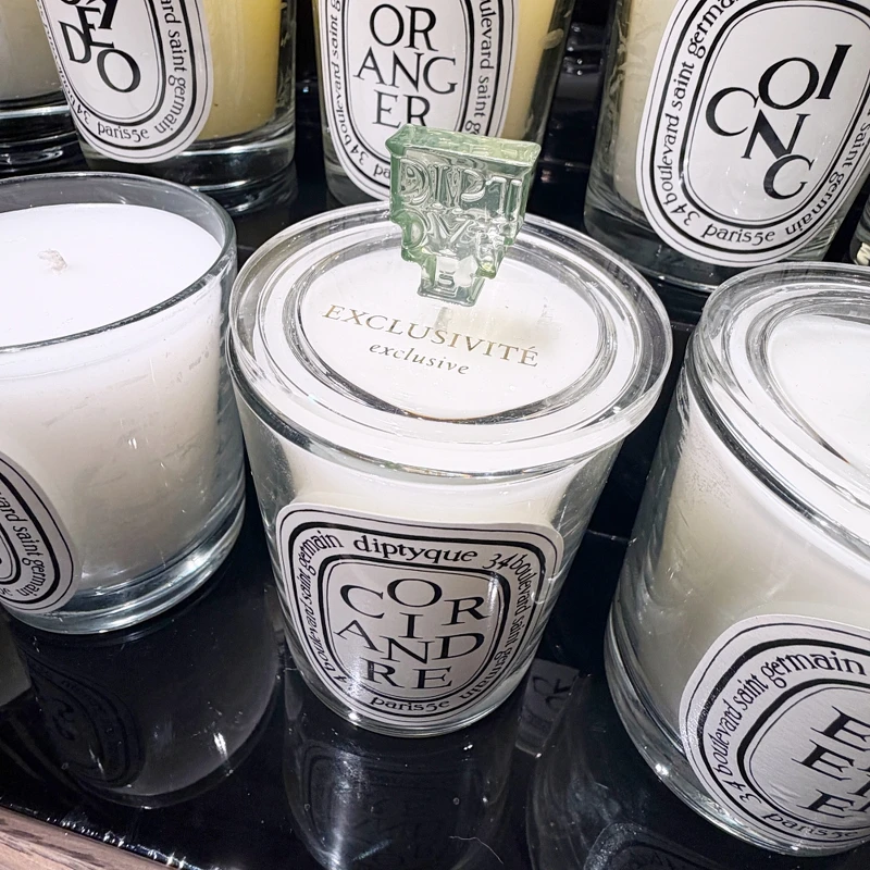 燭蓋上有Exclusive字樣的就是Diptyque旗艦店獨賣的限定香氛蠟燭。 燭蓋上有Exclusive字樣的就是Diptyque旗艦店獨賣的限定香氛蠟燭。