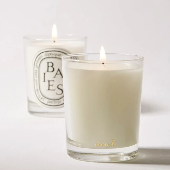 Diptyque旗艦店提供香氛蠟燭客製化刻字服務。 Diptyque旗艦店提供香氛蠟燭客製化刻字服務。