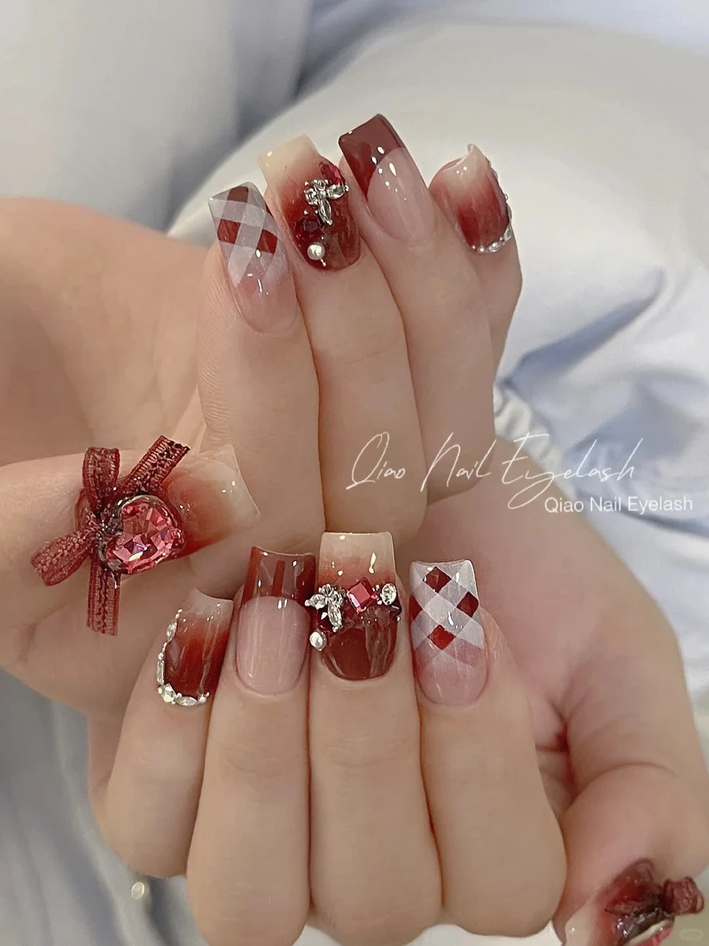 獅子座美甲範本(Photo/小紅書@Qiao Nail Eyelash)。 獅子座美甲範本(Photo/小紅書@Qiao Nail Eyelash)。